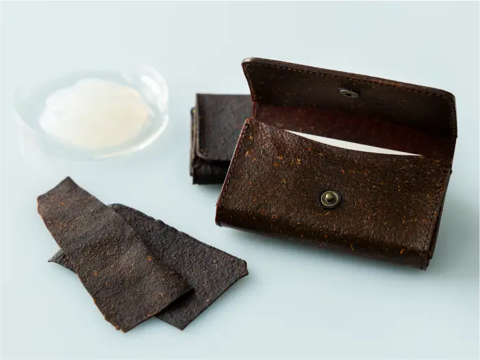 植物由来の素材と発酵ナノセルロースからつくられた名刺入れ