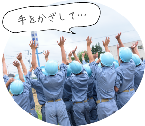 熱心に話を聞く生徒写真