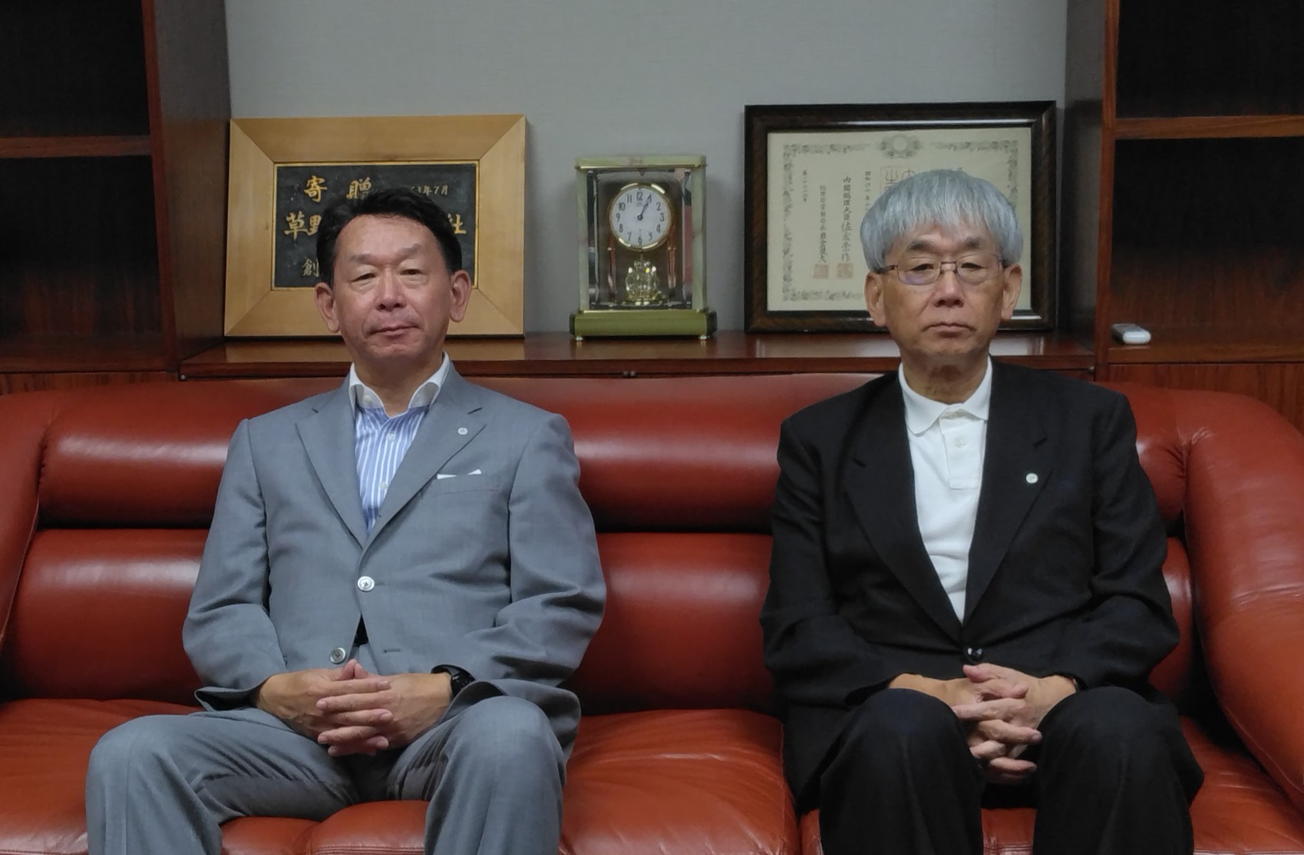 左は草野量文 新社長、右は草野貴友 会長